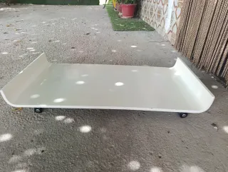 Mesa baja blanca de plástico