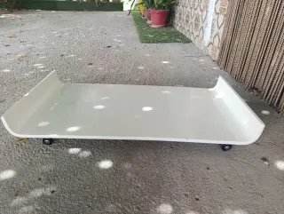 Mesa baja blanca de plástico