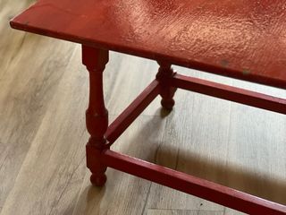 Mesa centro de madera roja