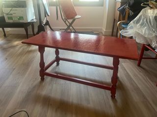 Mesa centro de madera roja
