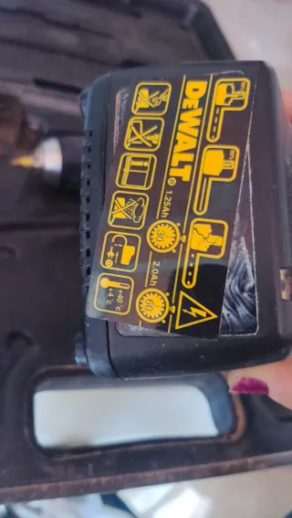 Taladro DeWalt con estuche, batería y cargador