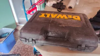 Taladro DeWalt con estuche, batería y cargador
