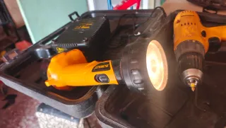 Taladro DeWalt con estuche, batería y cargador