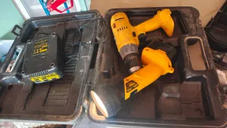 Taladro DeWalt con estuche, batería y cargador