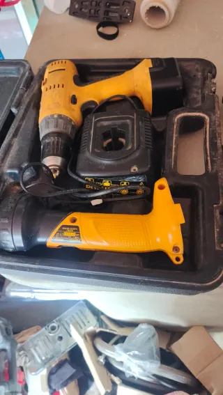 Taladro DeWalt con estuche, batería y cargador