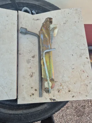 Gato de coche y llave