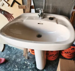 Lavabo de pie Roca + grifo