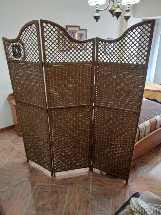 Biombo de madera trenzada marrón
