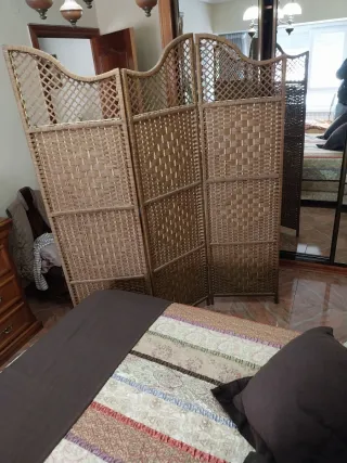 Biombo de madera trenzada marrón