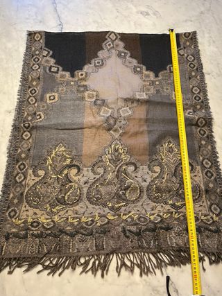 Ampia sciarpa/scialle con perline e paillettes