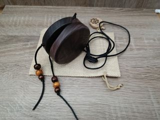 Peitoque. Castañola de peito. Castañuela de pecho.