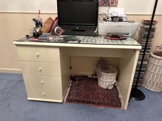 Escritorio de madera con superficie de cristal