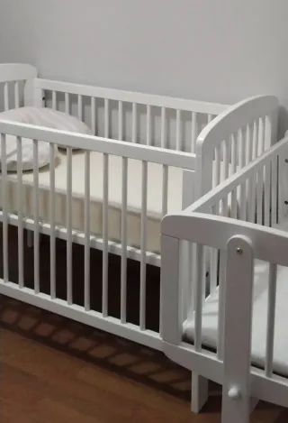 Cuna blanca de madera