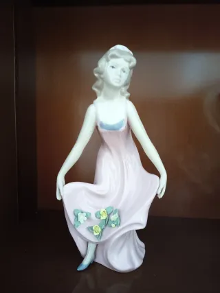 Porcelana Rex Valencia D'avila". Similar a Lladró