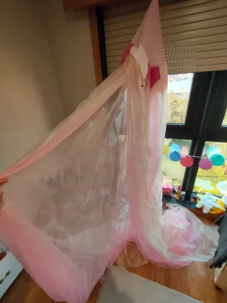 Dosel rosa con abalorios. A Loja do Gato Preto.