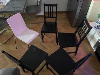 Sillas de comedor negras y blancas