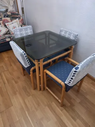 Mesa de cristal y 4 sillas