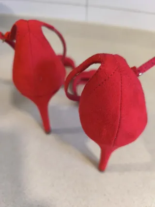 Zapatos de tacón rojos Stradivarius