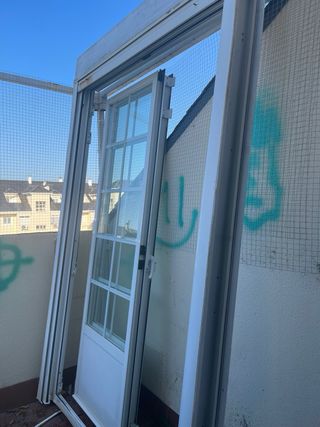 Cerramiento aluminio con marco. Puertas y ventanas