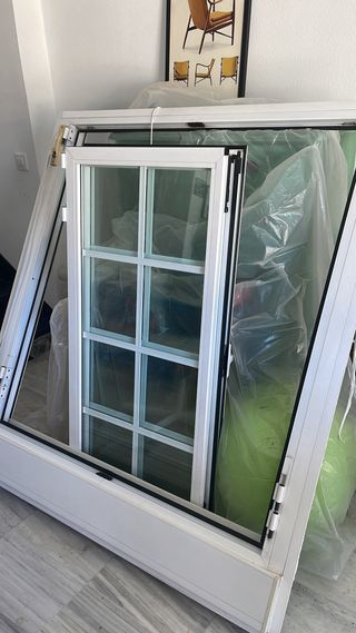 Cerramiento aluminio con marco. Puertas y ventanas
