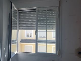 Cerramiento aluminio con marco. Puertas y ventanas