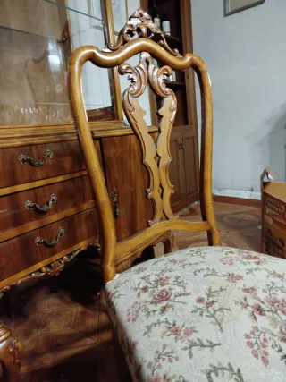 Mesa de comedor tallada con 5 sillas