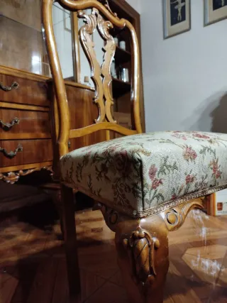 Mesa de comedor tallada con 5 sillas