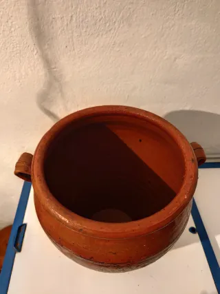 Orza antigua de barro con asas