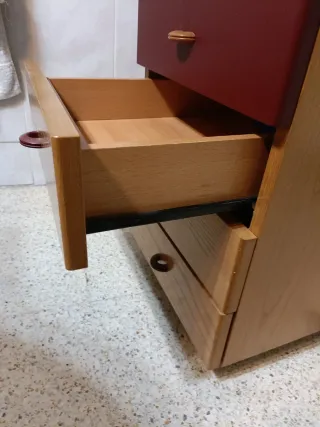 Mesita de noche 4 cajones madera y rojo con ruedas