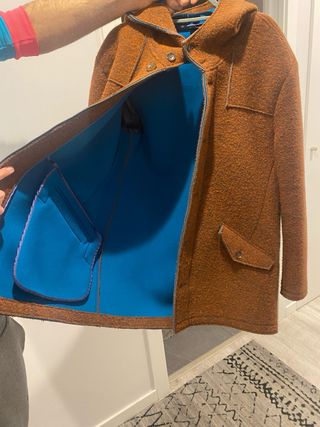 Chaqueta elegante naranja con capucha marca Ugalde