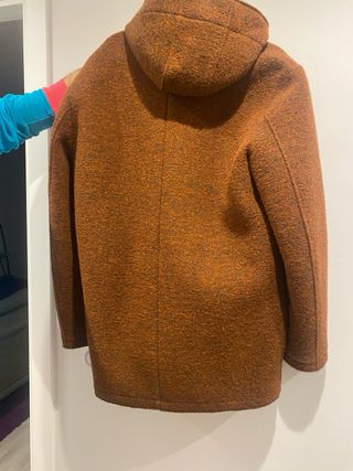 Chaqueta elegante naranja con capucha marca Ugalde