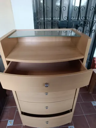Cómoda de madera con cristal