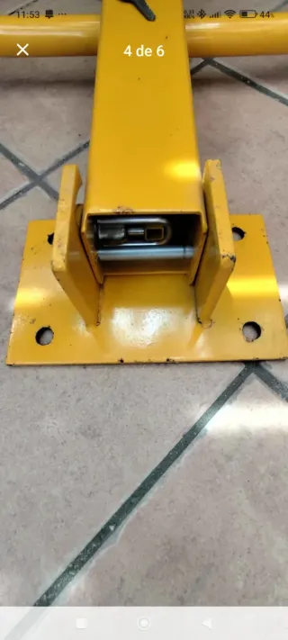 Barrera de aparcamiento amarilla