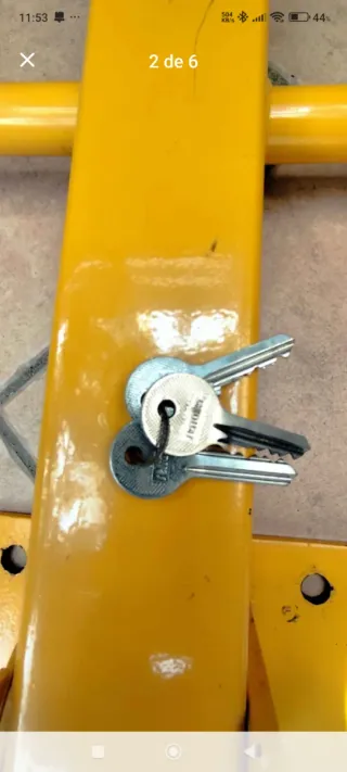 Barrera de aparcamiento amarilla