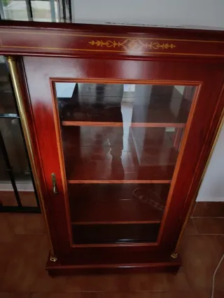 Vitrina de madera con detalles dorados