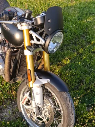 Triumph Thruxton 1200R Negra