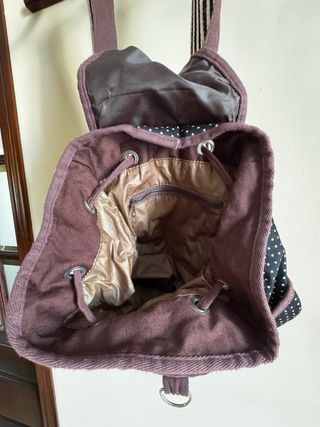 Mochila negra y marrón con lunares