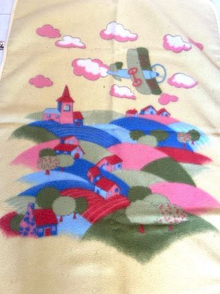 Manta bebé amarilla con dibujo avión