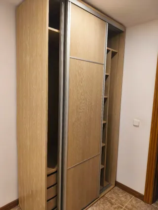 Armario puertas correderas madera y metal