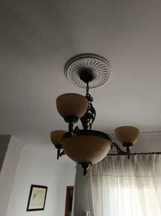 Lámpara de techo colgante dorada y beige