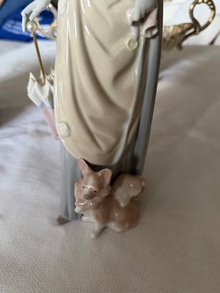 Figura Lladro Dama con Perro y Paraguas