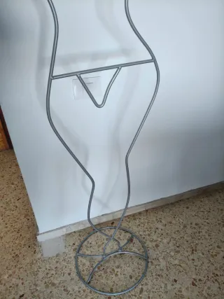 Perchero de metal y madera