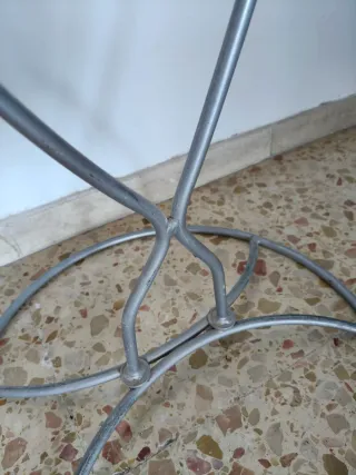 Perchero de metal y madera