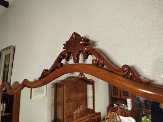 Mueble de salón tallado con espejo