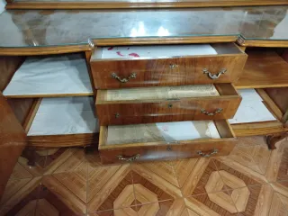 Mueble de salón tallado con espejo