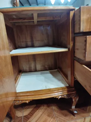 Mueble de salón tallado con espejo