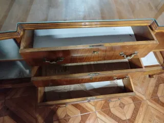 Mueble de salón tallado con espejo