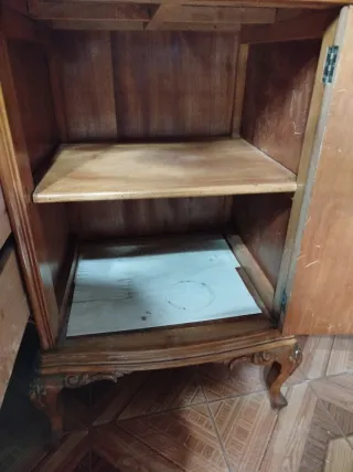 Mueble de salón tallado con espejo