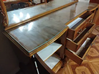 Mueble de salón tallado con espejo