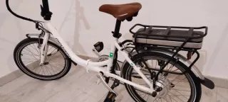 Bicicleta eléctrica blanca